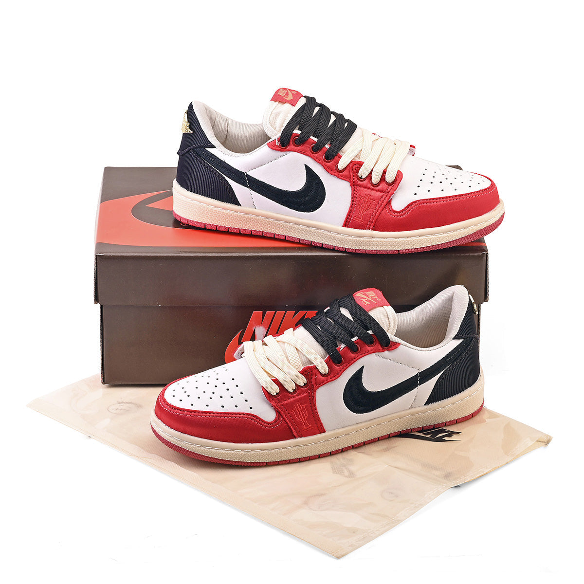 Tênis Nike Air Jordan 1 Retro Low OG Trophy Room Away